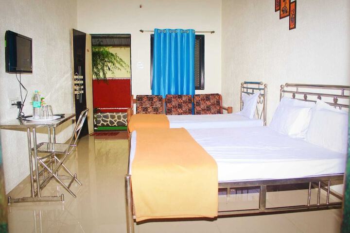Room 4 of 9