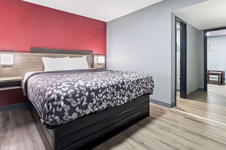 1 King Bed (17 of 17)