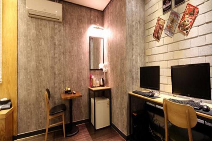 Room 5 of 9