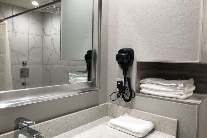 Room 4 of 9