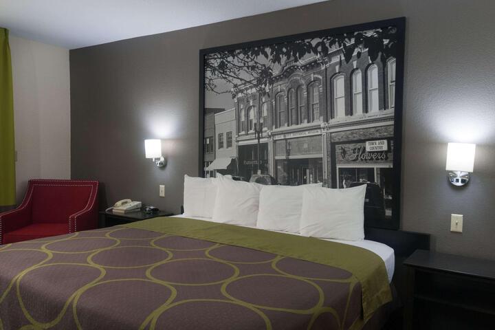 1 King Bed (10 of 17)
