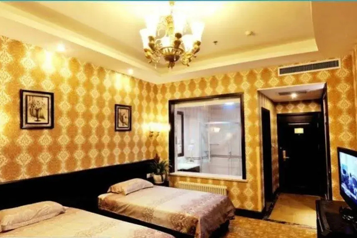 Room 8 of 9