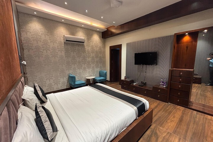 Room 13 of 35