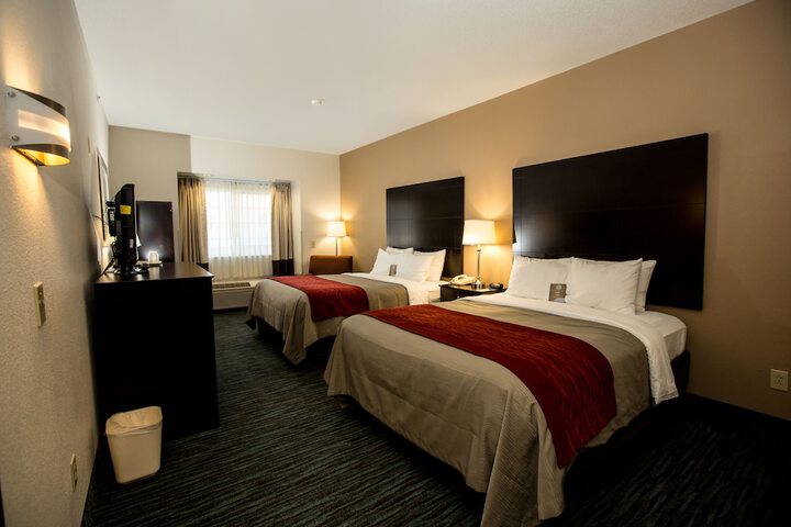 2 Queen Beds (11 of 12)