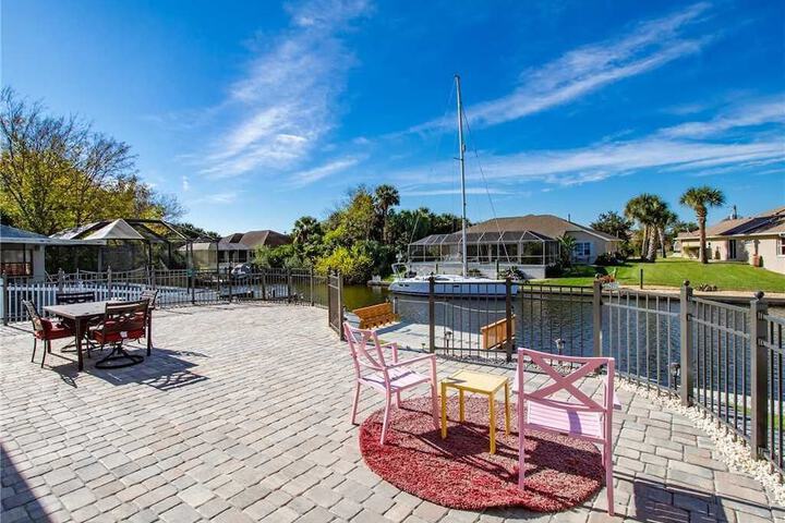 Balmy Breezes Wifi Pet Friendly Boat Dock Grill in Palm Coast, FL