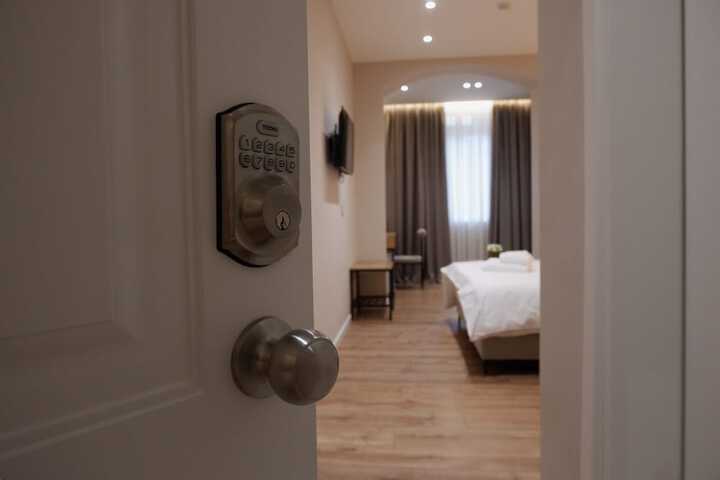 Room 8 of 16
