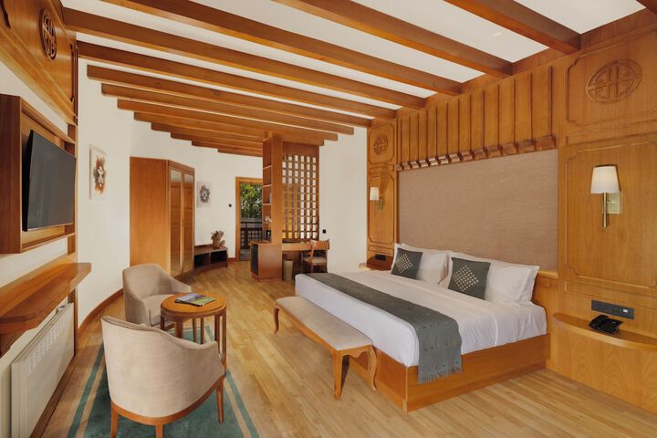 Room 4 of 8