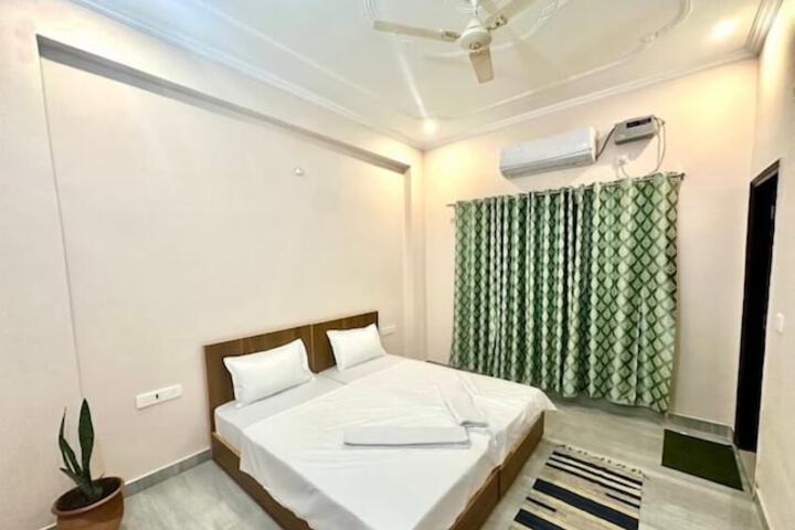 Room 4 of 8