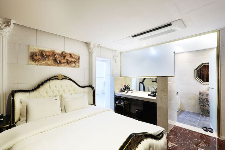 Room 27 of 49