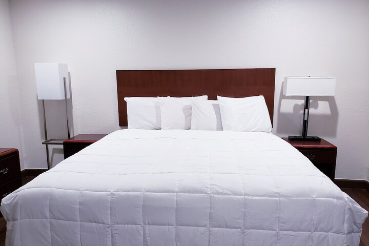 Single Room 1 King Bed (9 of 12)