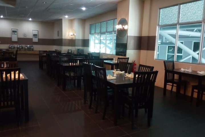 Dining 4 of 13