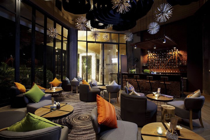 Lounge 88 of 102