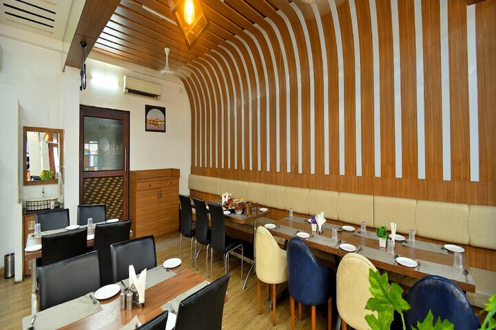 Dining 18 of 25