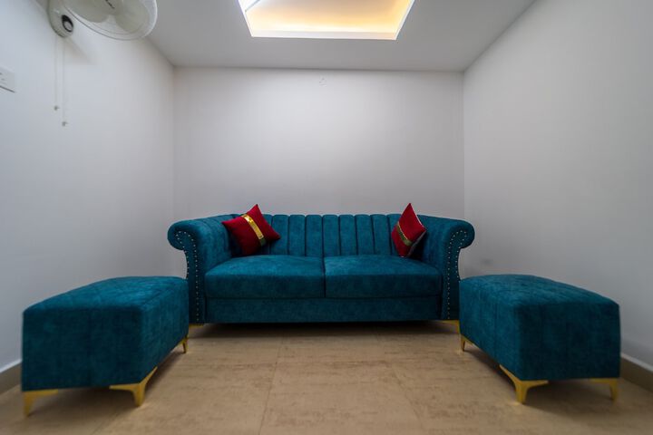 Lounge 36 of 39