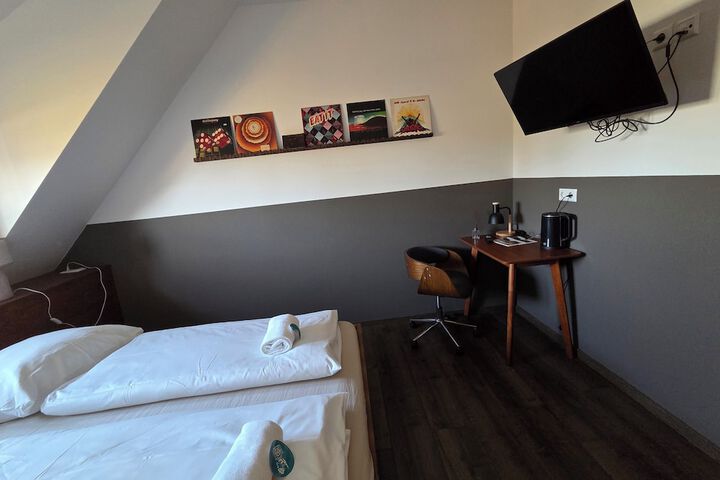 Room 4 of 20