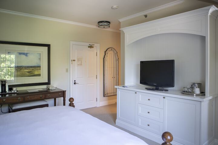 Standard King Bed Lake View (13 of 17)