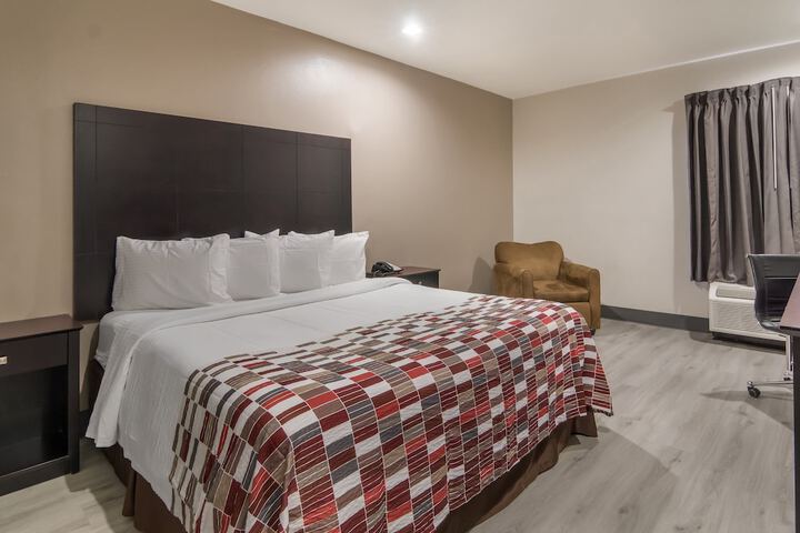 1 King Bed (4 of 13)
