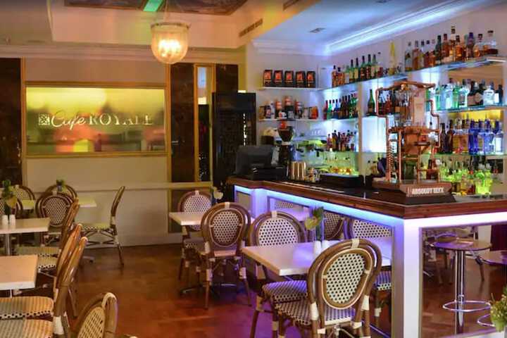 Lounge 112 of 119