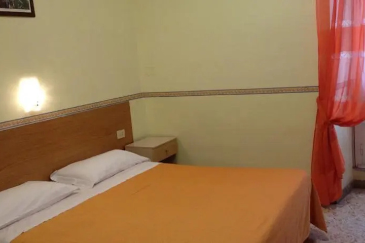 Room 5 of 10