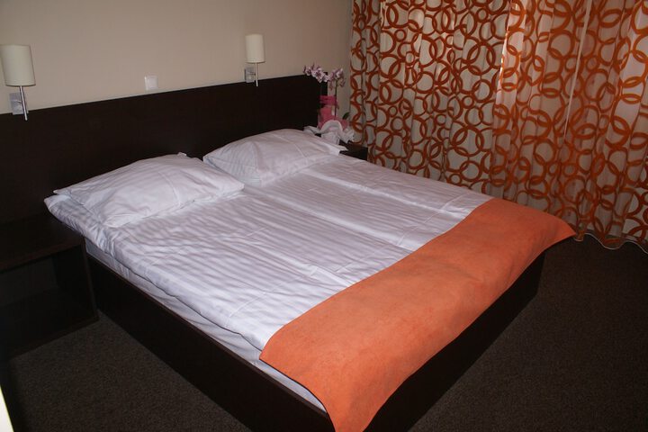 Room 6 of 25