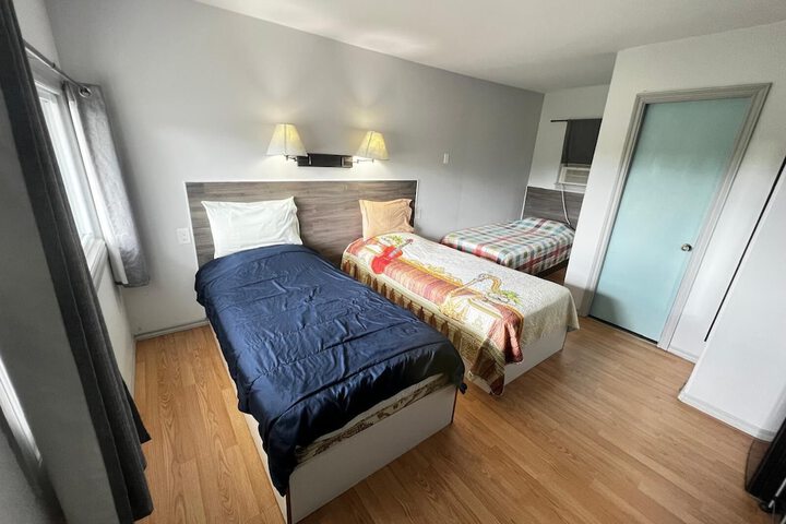 Room 6 of 9