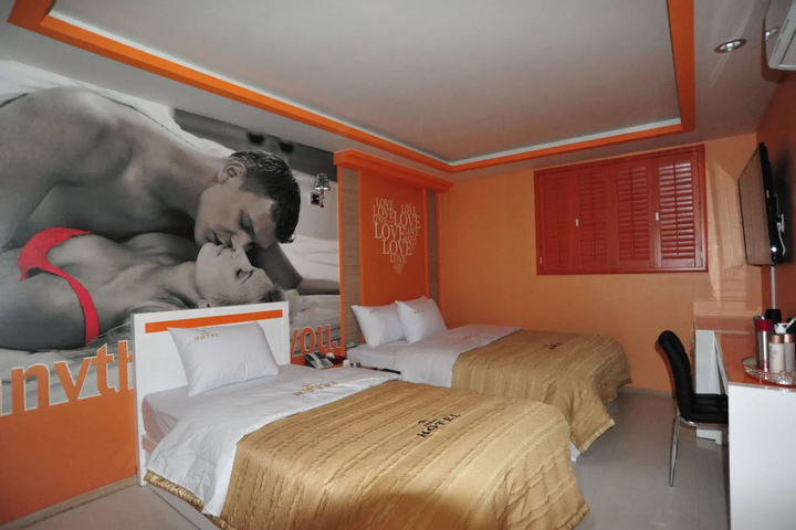 Room 5 of 10