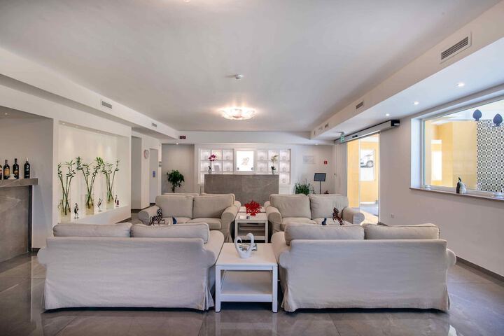 Entrance & Lobby