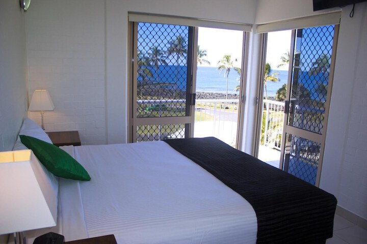 Room 2 of 32