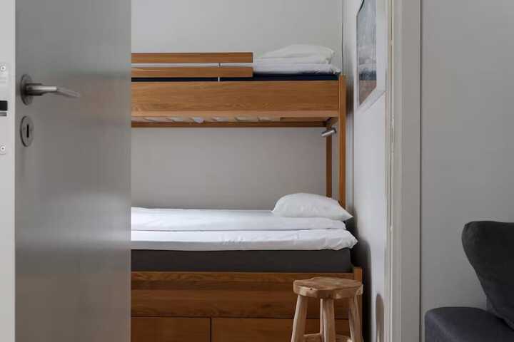 Room 28 of 865