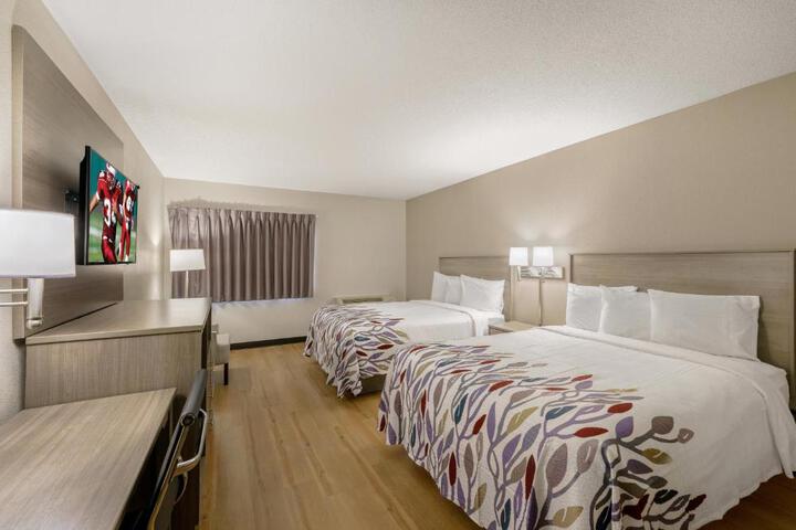 2 Queen Beds (1 of 9)