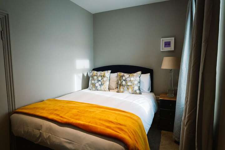 Room 2 of 28