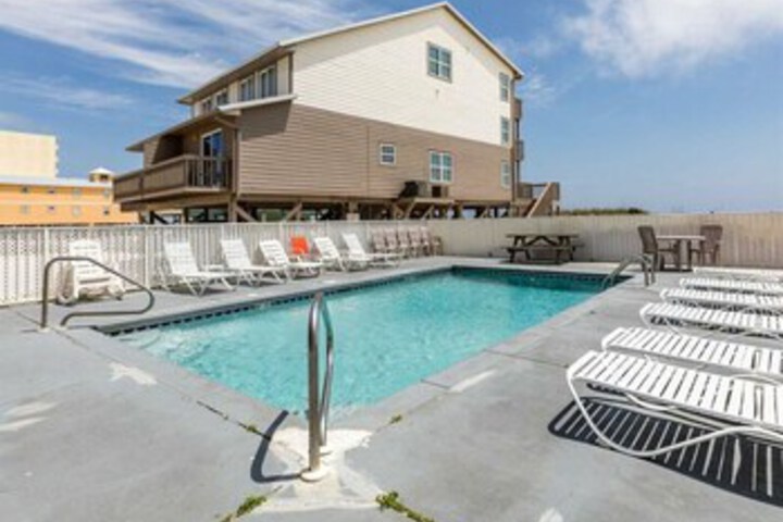 Pool 43 of 75