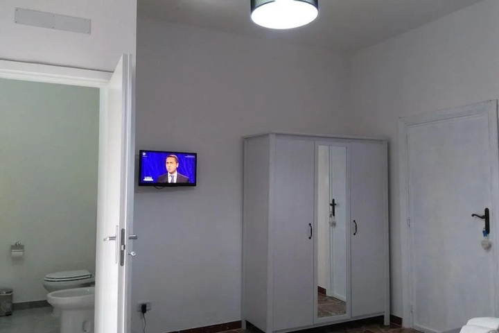 Room 9 of 10