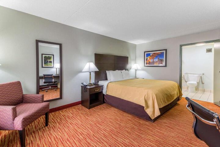 1 King Bed (3 of 7)
