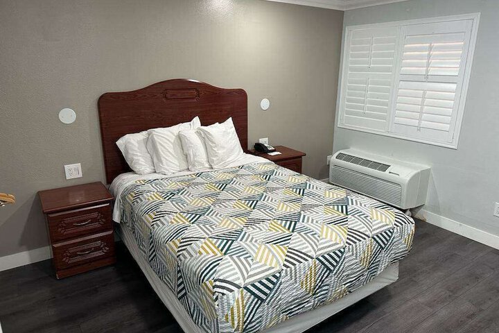 1 Queen Bed Refrigerator (1 of 26)