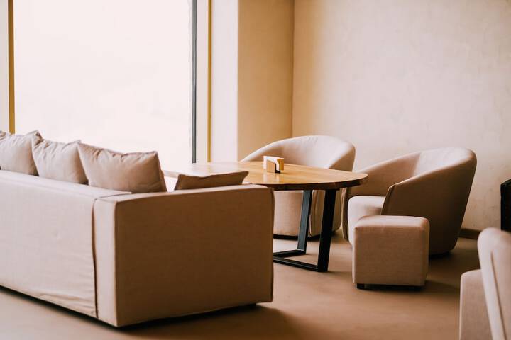 Lounge 45 of 58