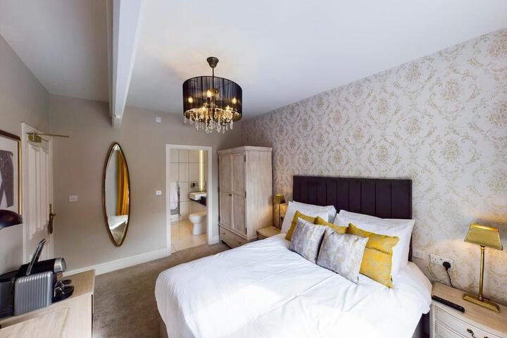 Room 6 of 18