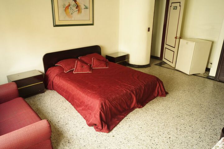 Room 14 of 32