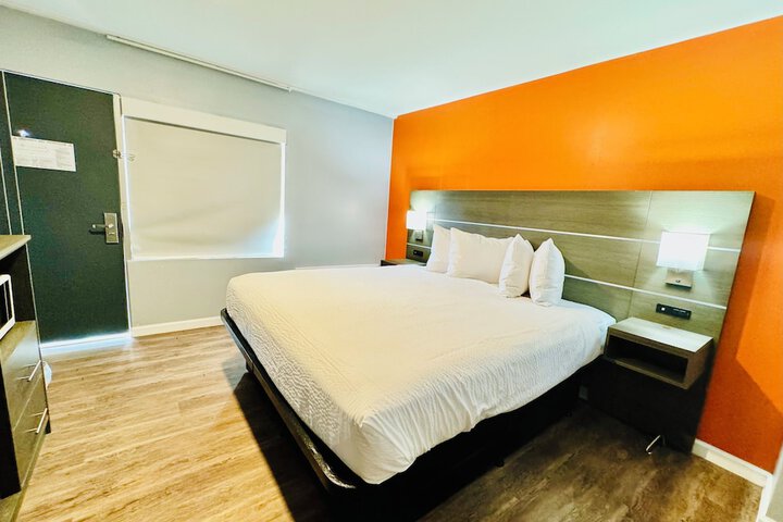 1 King Bed (6 of 7)