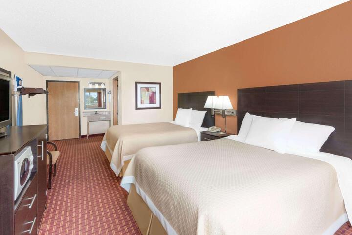 2 Queen Beds (4 of 11)
