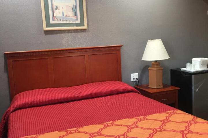 1 Queen Bed (15 of 15)