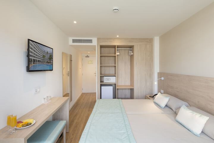 Room 9 of 37