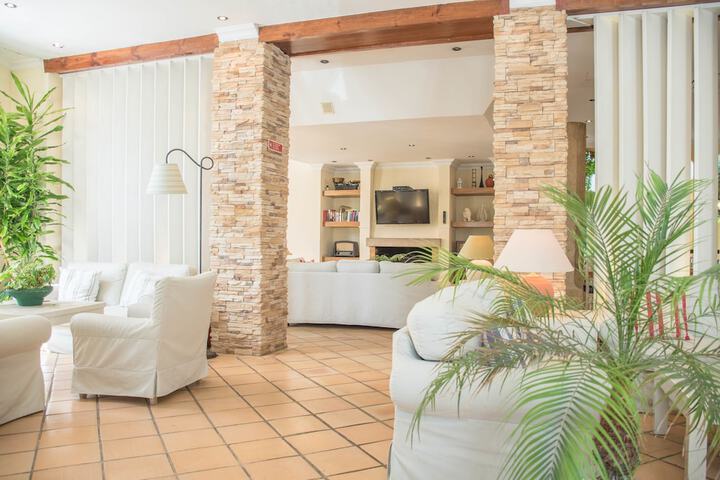 Entrance & Lobby