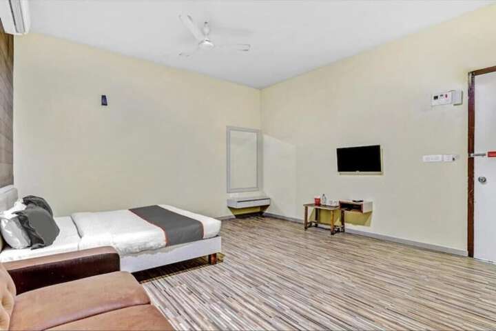 Room 5 of 8