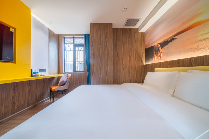 Junyi Chain Maoming High-Speed Rail Station Hotel