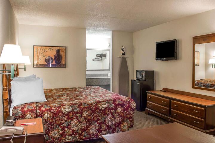 1 King Bed (5 of 8)