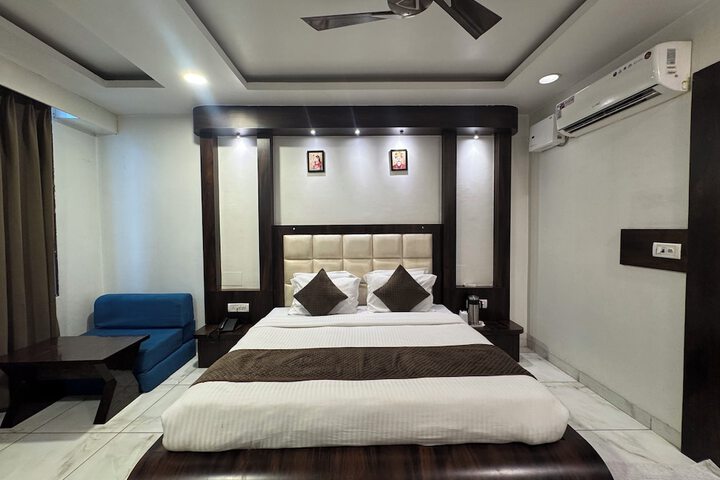 Room 9 of 16