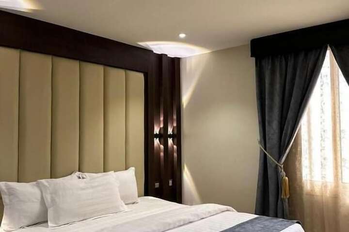 Room 9 of 80