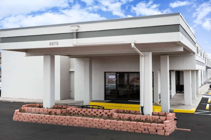 Travelodge By Wyndham Colorado Springs Airport Peterson Afb Colorado Springs Co 6875 Space Village 80915