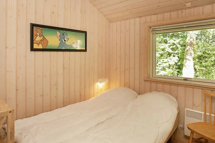 Room 4 of 16